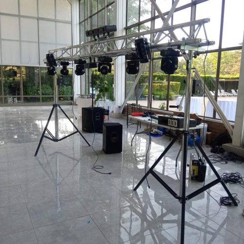 Estructura de iluminación y parlantes montados en salón de eventos