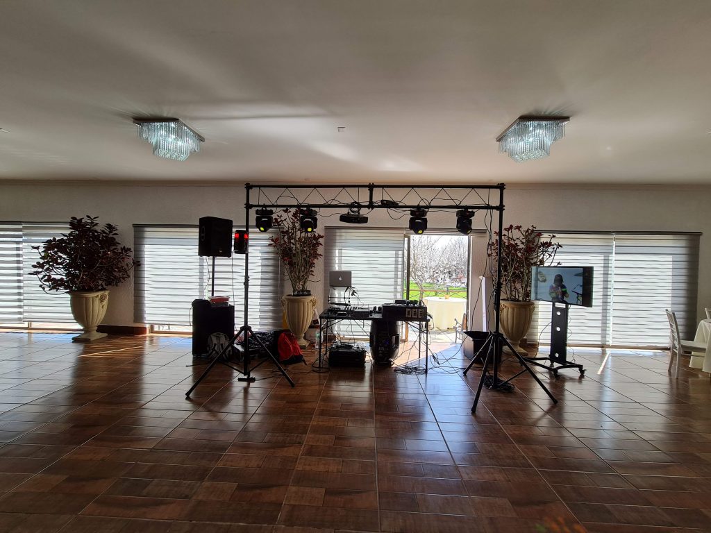 20220820_130537 Montaje de audio e iluminación en salón de eventos con ventanales