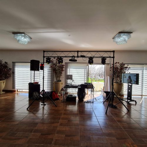 Montaje de audio e iluminación en salón de eventos con ventanales