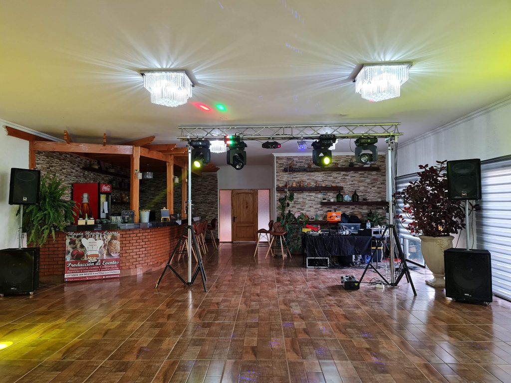 20220903_181046 Salón de eventos con equipo de audio e iluminación instalado