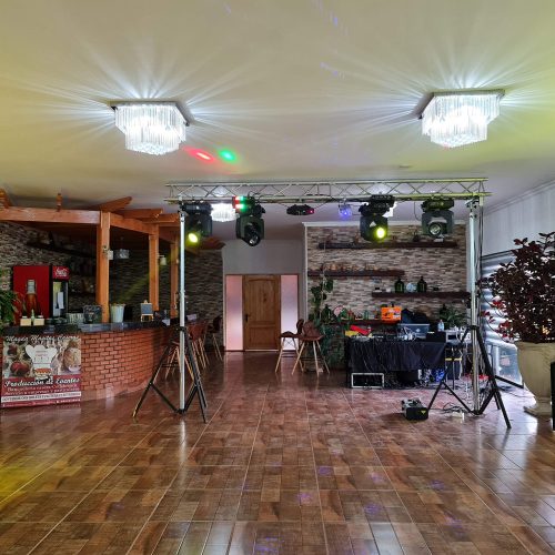 Salón de eventos con equipo de audio e iluminación instalado