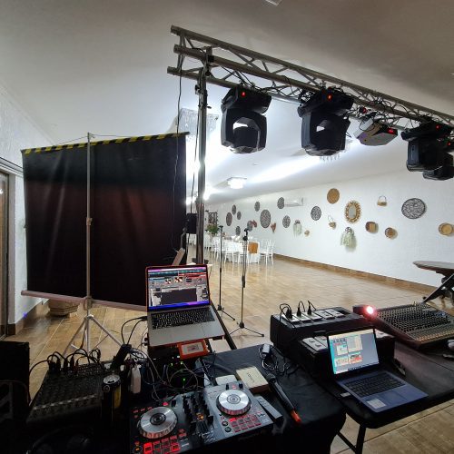 Montaje de iluminación con truss y equipo de DJ para evento