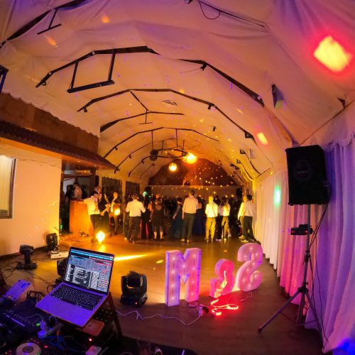 Pista de baile iluminada durante una fiesta producida por Productora EJL