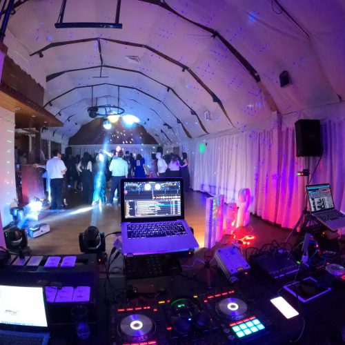 Montaje de DJ, audio e iluminación en salón de eventos