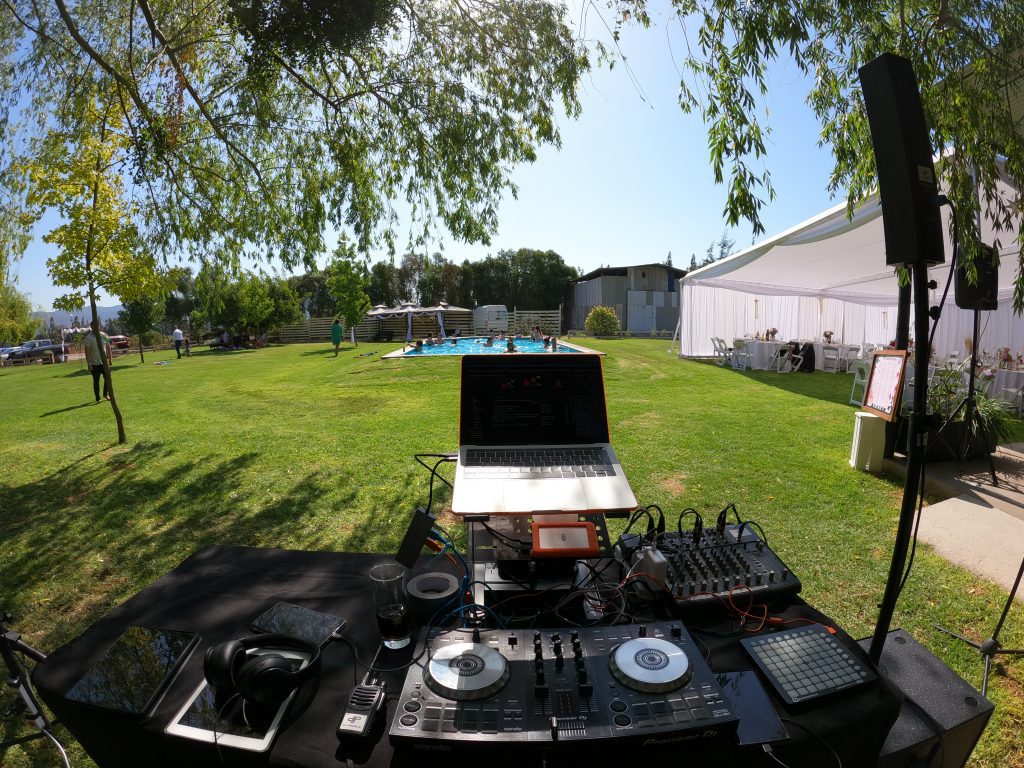 DCIM100GOPROGOPR0890.JPG Equipo de DJ montado al aire libre junto a la piscina para un evento