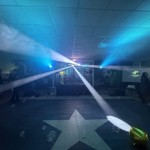 Iluminación robótica y efectos de luces en pista de baile de un evento