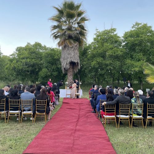 Ceremonia de matrimonio al aire libre con alfombra roja, producida por Productora EJL