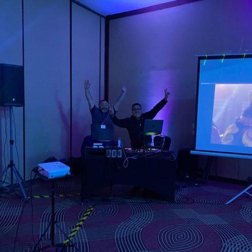 Montaje de audio, iluminación y pantalla con proyector para evento en salón