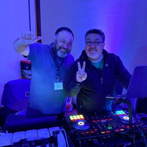 DJs de Productora EJL en la cabina durante un evento